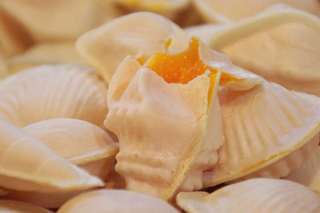 Ovos Moles de Aveiro, doce conventual com ovos e açúcar