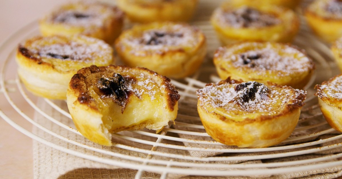 Pastéis de Nata, doce tradicional português com massa folhada e creme